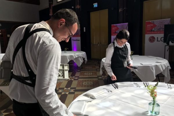 PION horeca promotie uitzendbureau Bergen op Zoom Personeel collega meewerken medewerkers tafel dekken schort