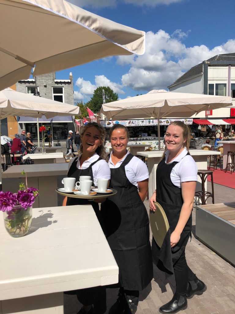 PION horeca promotie uitzendbureau Bergen op Zoom Personeel collega meewerken medewerker Terras koffie parasol serveerster