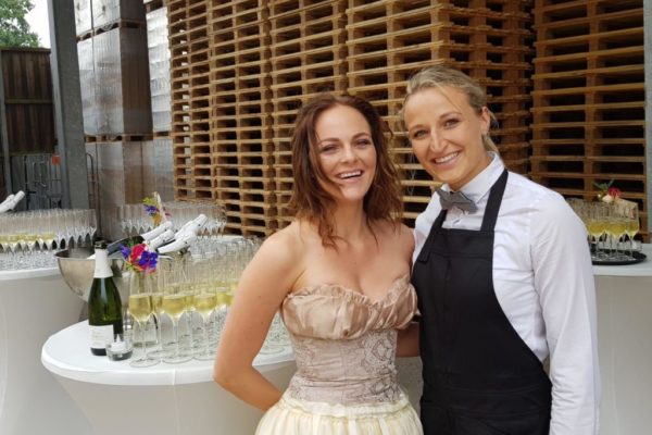 PION horeca promotie uitzendbureau Bergen op Zoom Personeel collega meewerken medewerker Champagne trouwdag bruiloft