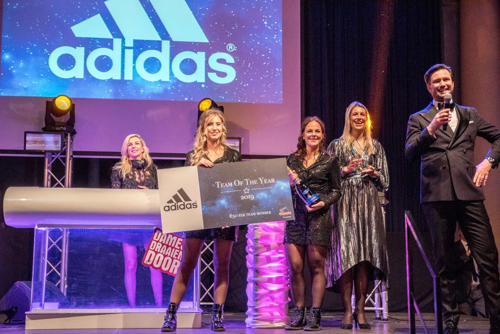 PION horeca promotie uitzendbureau Bergen op Zoom personeel collega meewerken medewerkers Adidas team of the year 2019 presentatie vertoning
