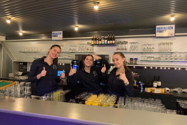 PION horeca promotie uitzendbureau Bergen op Zoom Personeel collega meewerken medewerker Glazen Bar drankje barvrouw